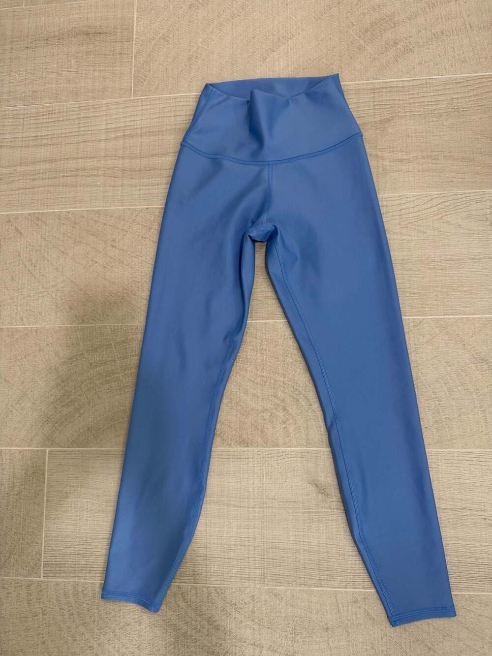 Alo Yoga Airbrush High-Waist Leggings in Crystal clear Blue size SM